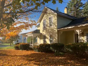 Charming, Historic Family Getaway Near Boyne - Image 4