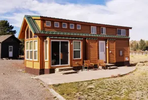 The Lonsdale Cabin is on a quiet ranch retreat - Image 5
