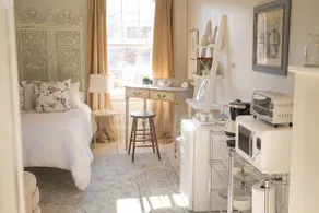 Charming West End Hideaway. Private Parking - Image 2