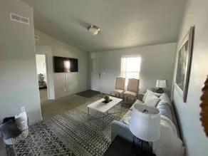 Lovely 2-bedroom condo w/ free parking on premises - Image 2