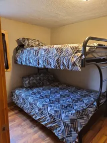 Cozy 2 bedroom guest house with trail access - Image 3