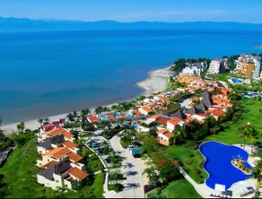 Luxurious oceanfront apartment with 8 pools - Image 2