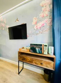 New studio flat overlooking city centre - Image 4