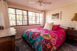 Rustic Brown Bungalow - DOG FRIENDLY! - Image 5