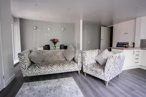 Lovely 2 Bedroom Apartment With Parking - Image 2
