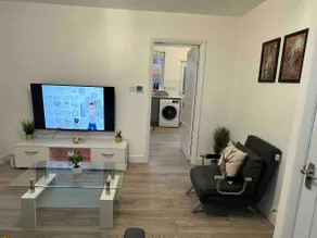 The Ideal Home 3-Bedroom for Groups & Contractors - Image 2