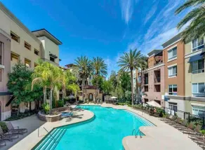 Luxury 2BR Condo• 16ft Ceilings• Walk to mall - Image 4