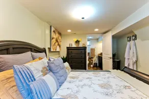 Luxurious and Cozy Downtown Garden Apartment - Image 3