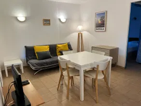 Shaded apartment with a wooden deck just a few meters from the ocean - Image 4