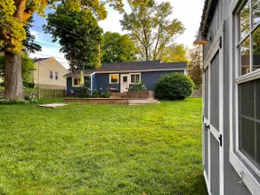 Quiet, cozy cottage, large fenced in yard w. deck - Image 2