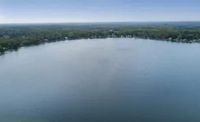 Lakefront Family Friendly Home with Large Sandy Beach and Beautiful Views - Image 3
