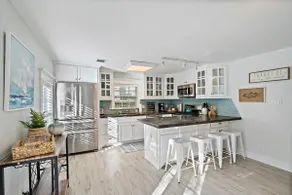 Cute bungalow with massive deck and fire pit, walk to Kemah Boardwalk - Image 4