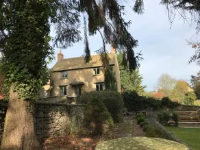 Hollyhock House Sleeps 10, Idyllic Cotswold property. Arctic Cabin & playground. - Image 3
