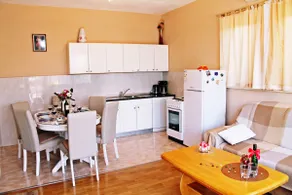 Grand appartement de forêt, à seulement 450m de la plage, à 4km de la vieille ville de Trogir - Image 3