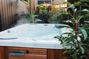 Jacuzzi | Beach, CBD Tram & Jetty Rd - 2 min walk - Image 2