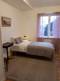 Lovely, spacious apartment with free parking - Image 2