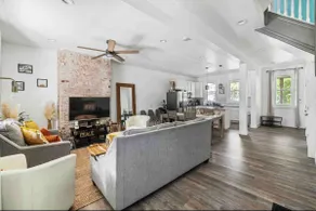 Roomy Centrally located house 5min to stadium &DT - Image 2