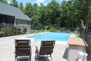 Private and Quiet Pool House Convenient Location - Image 3