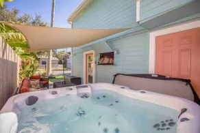 Hot Tub w/ TV, Walk to Beach, Near DT/UTMB! - Image 4