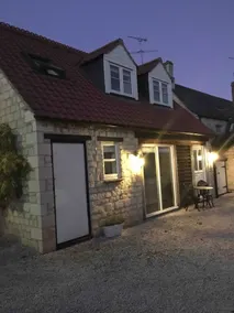 One bed cottage in village location. - Image 4