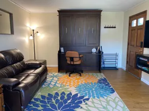 Quaint Downtown Cottage - Image 3