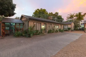 Inyathi Guest Lodge & Self Catering Chalets - Image 2