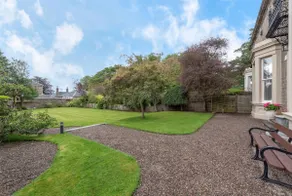 A luxurious Victorian mansion garden apartment - Image 4