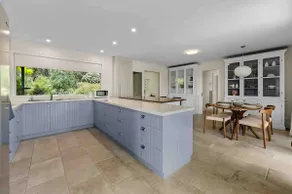 Spacious retreat with ocean views - Image 4