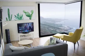House with spectacular views and heated pool - Image 3