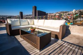 Stylish, modern apartment with spacious rooftop - Image 5