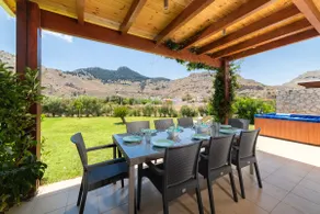 3 Bedrooms villa with pool only 200m from sea - Image 2
