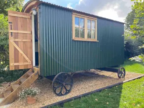 Luxury shepherds hut accommodation near Stonehenge - Image 3
