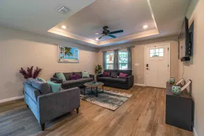 Cheerful 3 bedroom home with pool + grill - Image 3
