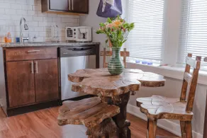 4BDRM Gorgeous Apt Pilsen Private Prking Available - Image 5