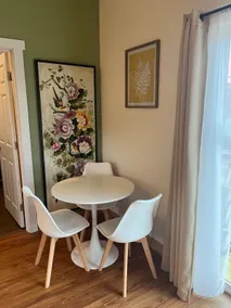 Bright, spacious guest house near one-mile park - Image 5