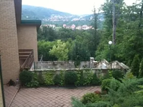 Entire upper floor, w/ bedroom, mezzanine and w/c - Image 3