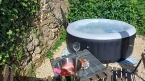Bleu - 3 star small gite with hot tub and heated pool - Image 2