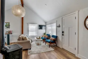 Stay 208: Gorgeous renovated modern farmhouse cottage - Image 3