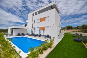 Mare Three-bedroom Apartments with Pool and Terrace - Image 5