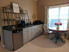 Charming Guesthouse in Quiet Downtown - Image 5