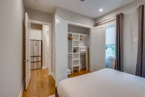 Luxury Suite 1 Mile To Broadway w/Private Parking - Image 5