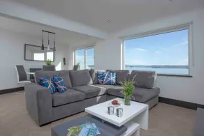 Luxurious & Modern Apartment W/ Iconic TQ SeaViews - Image 3