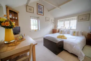 Bijou characterful detached annexe on the marshes. - Image 5