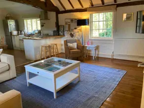 Luxury cottage with hot tub in a tranquil setting - Image 4
