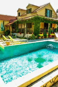 Luxurious villa with swimming pool - Image 3