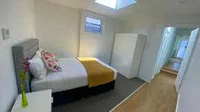 home 2 bedroom & free parking - Image 4