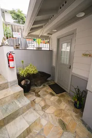 Detached Studio Apartment in Heart of Town - Image 4