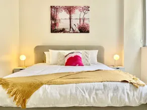 Spacious Stay in the Heart of the City - Image 3