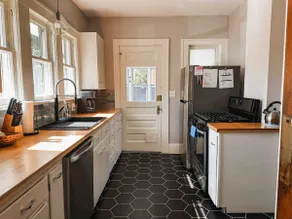 Cheerful bungalow central to KU and downtown - Image 2