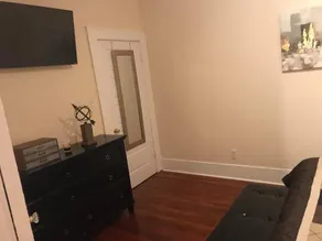 (4)Beautiful Apartment near downtown - Image 4